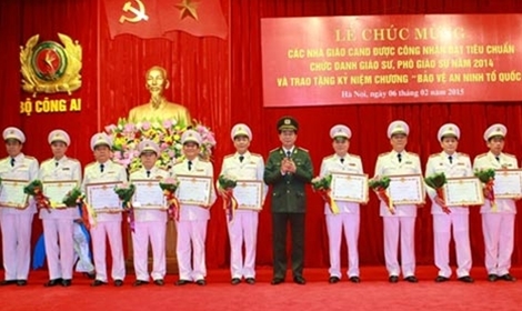 Công an có hàm giáo sư được thêm tuổi hưu 10 năm
