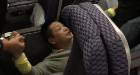 Giáo sư đòi ngồi ghế hạng nhất trên máy bay bị sa thải