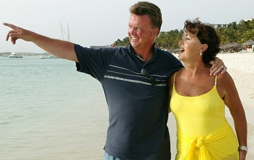 Van Gaal ngoài yêu vợ, chẳng biết làm gì!