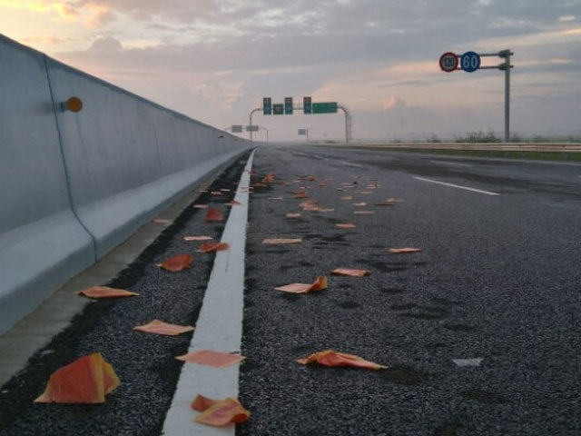 Hoảng sợ lái xe 120 km/h trên cao tốc Hà Nội - Hải Phòng