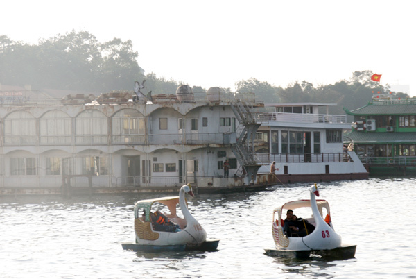 'Lâu đài di động': Chốn ăn chơi nổi tiếng Hồ Tây