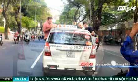 Clip: 3 'ông tây' nhậu trên nóc taxi gây náo loạn phố