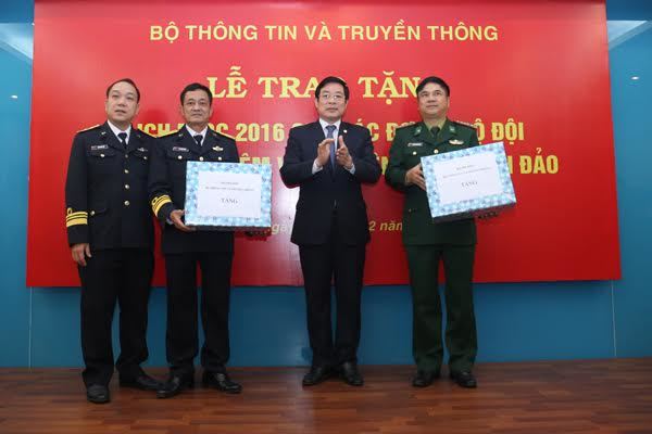 Bộ TT&TT tặng lịch 2016 cho chiến sĩ hải quân, biên phòng