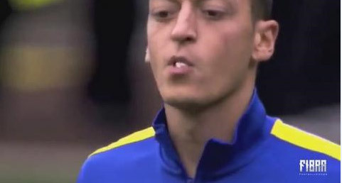 Cười bò với màn tâng... bã kẹo cao su của Ozil