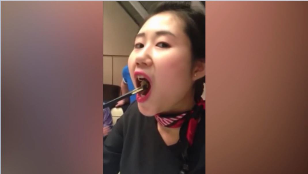 Clip: Cô hầu bàn xinh đẹp nhai bọ cạp sống làm thực khách sửng sốt