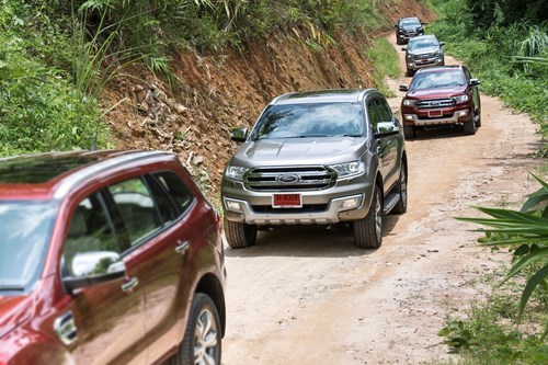 Ford Everest 2016 giá cao, khách choáng