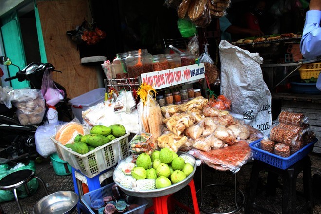 Quán chuối nếp nướng đông khách, chỉ có một ghế