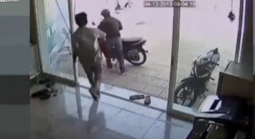 Tên trộm bẻ khoá xe máy lĩnh trọn cú song phi