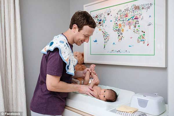 Dân mạng sốt ảnh ông chủ Facebook thay bỉm cho con