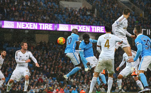Man City thắng may Swansea phút chót