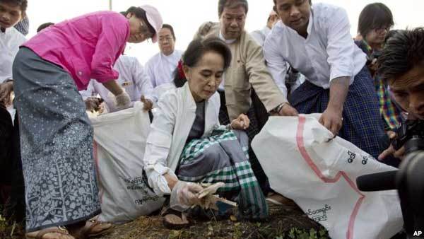 Bà Aung San Suu Kyi xuống đường nhặt rác