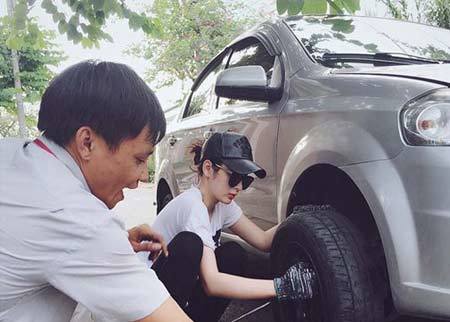 Angela Phương Trinh sửa xe ô tô rất chuyên nghiệp