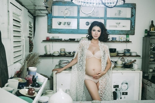 Trang Trần, Phi Thanh Vân đồng loạt 'cởi' khoe bụng bầu