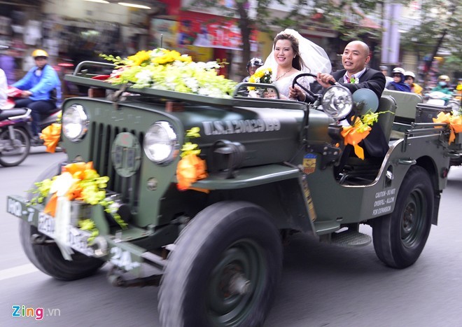Chú rể lái xe Jeep đưa cô dâu dạo quanh phố phường