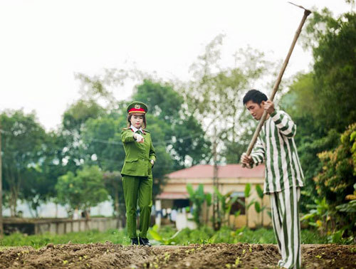 Ảnh cưới 'Quản giáo- phạm nhân' gây sốc mạng xã hội