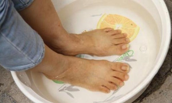 Ngâm chân bằng nước nóng mỗi ngày trị chứng xuất tinh sớm