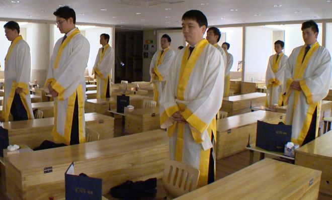 DN làm đám ma 'dọa' nhân viên đang sống