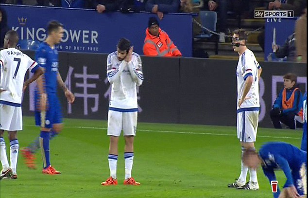 Hành động lạ của Diego Costa khi Vardy xé lưới Chelsea