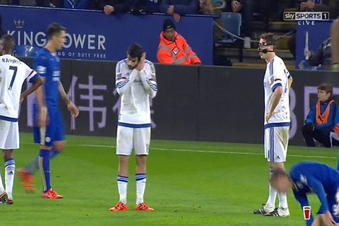 Hành động cực lạ của Diego Costa khi Vardy xé lưới Chelsea