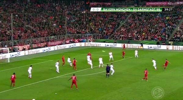 Quay chậm siêu phẩm bắt volley tuyệt đỉnh của Alonso