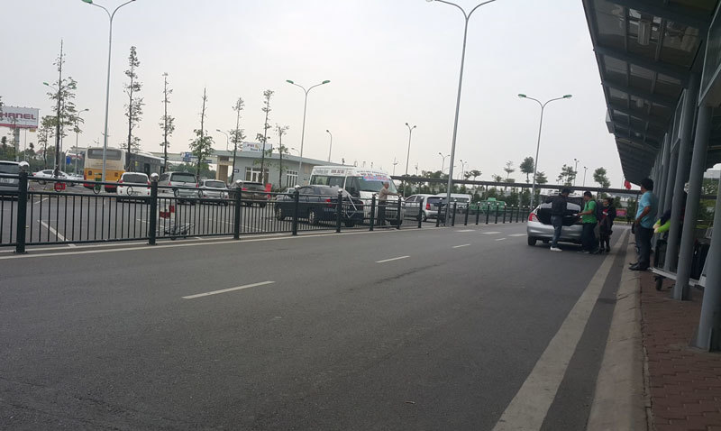 Chiêu trò 'ma quái' của taxi dù ở sân bay Nội Bài