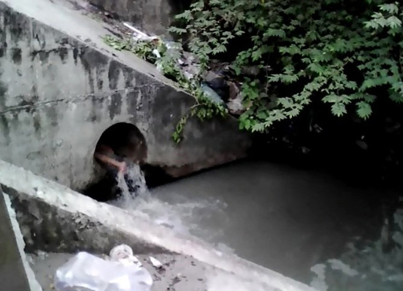 Cô gái ngáo đá tắm nước thải rồi chui vào cống ngủ