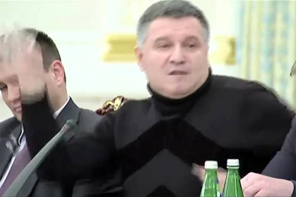 Bộ trưởng Ukraina hất nước vào 'địch thủ' trước mặt Tổng thống
