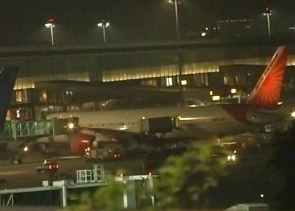 Kĩ sư hàng không bị hút vào động cơ máy bay