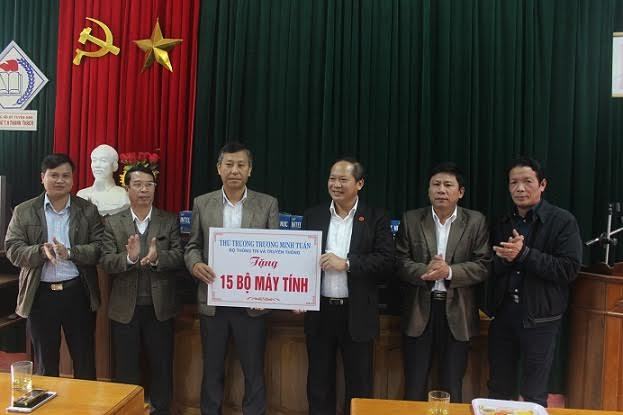 Bộ TT&TT tặng quà học sinh và thầy cô vùng Công giáo