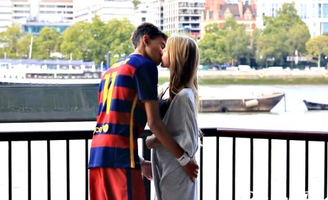 Đóng giả Neymar ôm hôn hàng loạt thiếu nữ