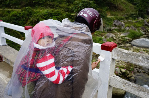 Xúc động ảnh cha cõng con sơn cầu dưới trời rét 1 độ