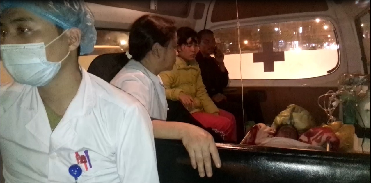 Xe cấp cứu tắc đường