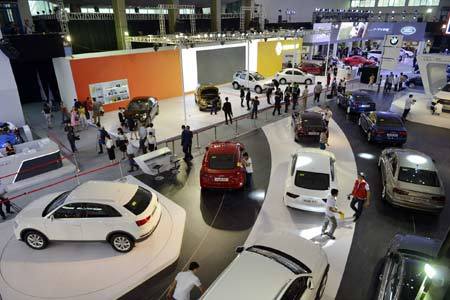 Toyota  Innova: Indonesia 400 triệu, Việt Nam hơn 700 triệu