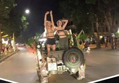2 cô gái Tây mặc bikini nhảy múa trên xe Jeep
