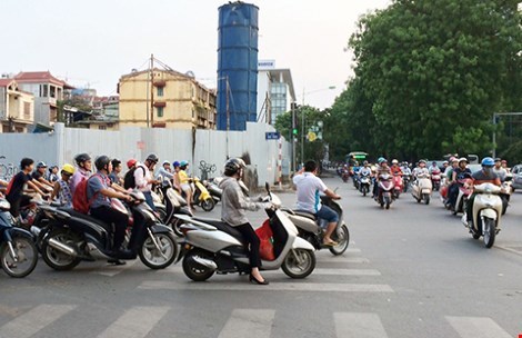 Tranh cãi buộc xe máy bật đèn ban ngày