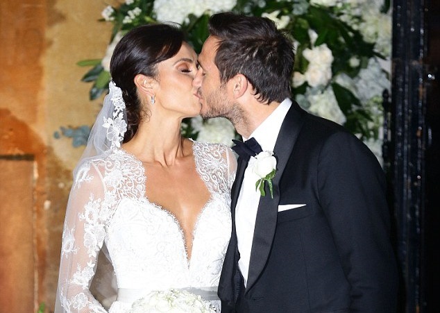 Lampard hôn vợ đắm đuối trong đám cưới