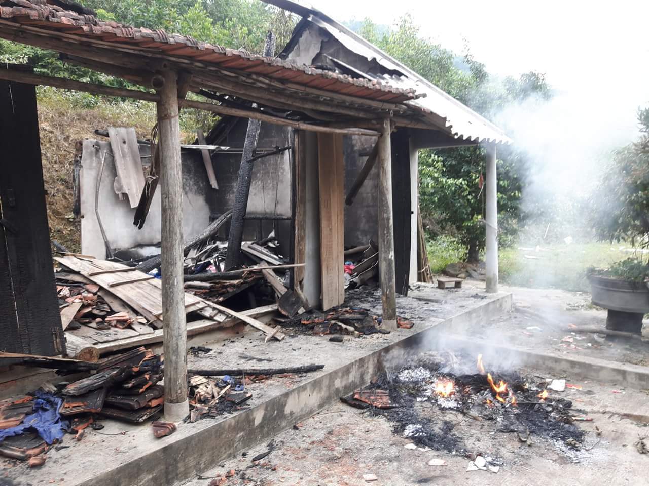 Đốt nhà rồi đâm chết công an xã