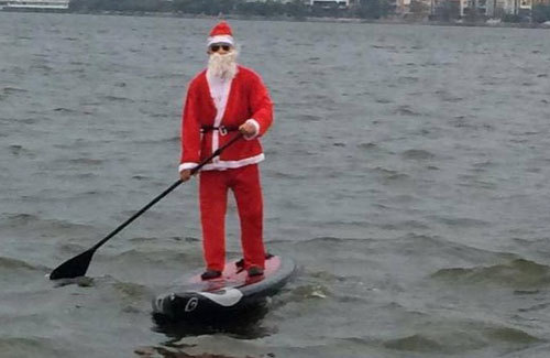 Mất tuần lộc, ông già Noel chèo thuyền bì bõm trên Hồ Tây
