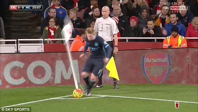 Phì cười với pha đá phạt góc của De Bruyne