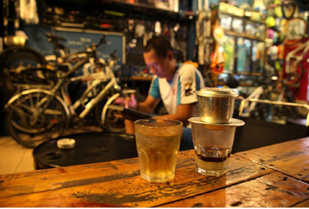 Vinacafé CHẤT - cà phê sữa đá pha phin kiểu Việt