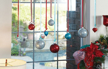 Giáng sinh đang đến gần và đó là thời điểm để trang trí cửa sổ của bạn với những ý tưởng mới lạ và đầy sáng tạo. Với sự đa dạng về màu sắc và thiết kế, bạn sẽ dễ dàng tìm thấy những ý tưởng trang trí cửa sổ Noel đẹp mắt để tạo ra một không gian sống ấn tượng và đón Giáng sinh đầy ấm áp.
