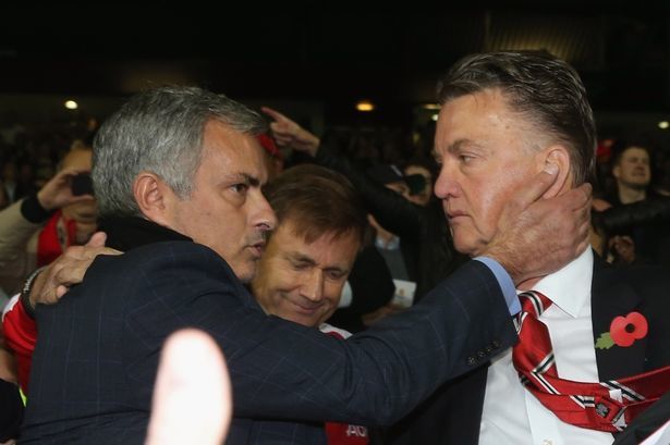 Quyền lực Sir Alex giúp Mourinho hất bay Van Gaal?