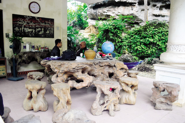 Bộ bàn ghế Gù Hương 3.500 tuổi ở Hòa Bình