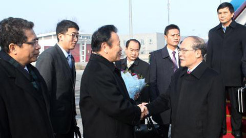 Chủ tịch QH đến Bắc Kinh, bắt đầu thăm chính thức TQ