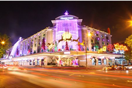 Lung linh Giáng sinh tím ở Tràng Tiền Plaza