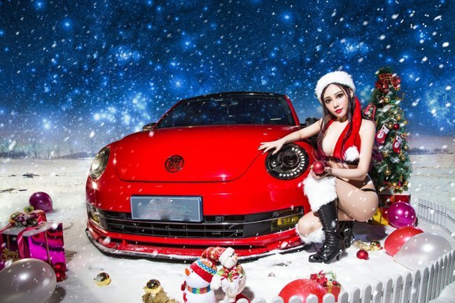 'Bà già Noel' nóng bỏng nhất hành tinh 'thiêu đốt' bên xe