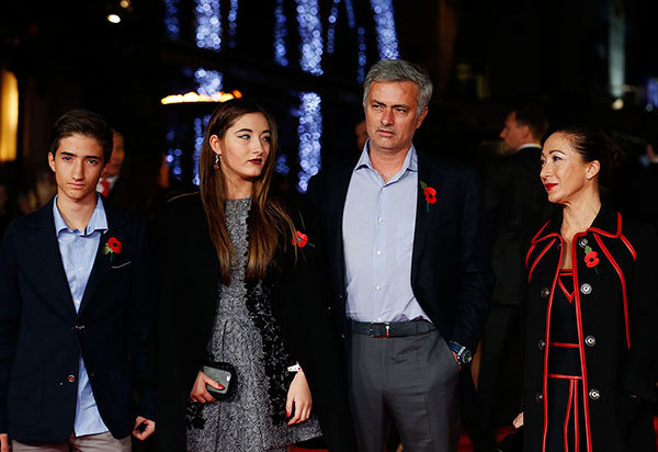 Mourinho ngạo nghễ sân cỏ, hoà nhã gia đình