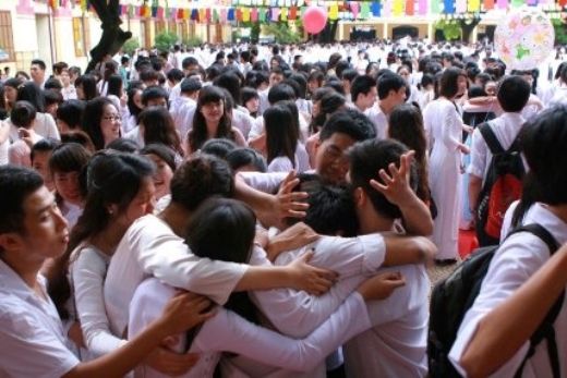 Họp lớp, cục phó và lái xe ôm bá vai nhau thân thiết