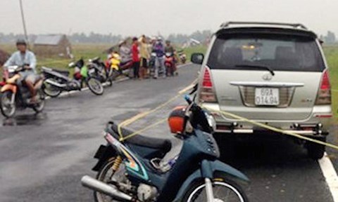 Cán bộ quản lý thị trường siết cổ tài xế cướp xe ôtô