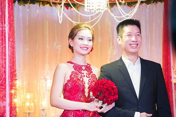 Á hậu Diễm Trang váy xuyên thấu quyến rũ trong đám cưới tại Vĩnh Long
